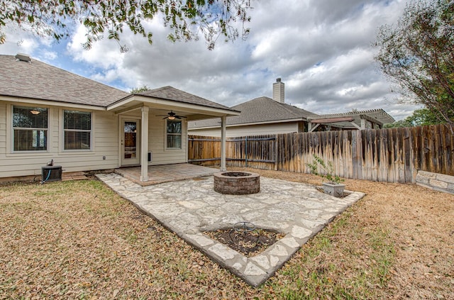 view of patio featuring an outdoor fire pit and ceiling fan