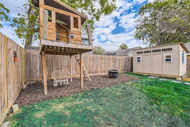 view of yard featuring a shed