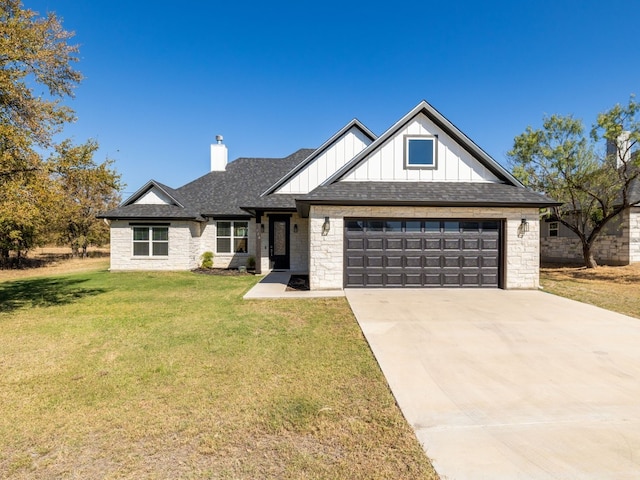 view of front facade featuring a front yard and a garage