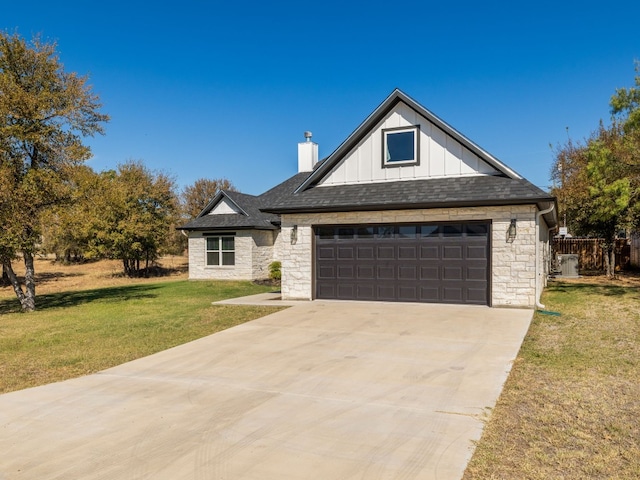 view of front of house featuring a front lawn and a garage