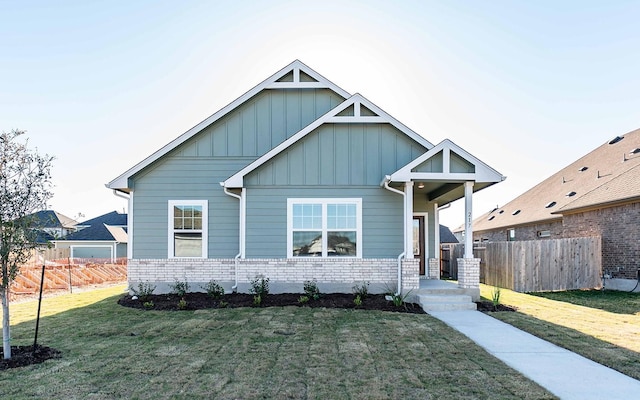 view of front facade featuring a front lawn