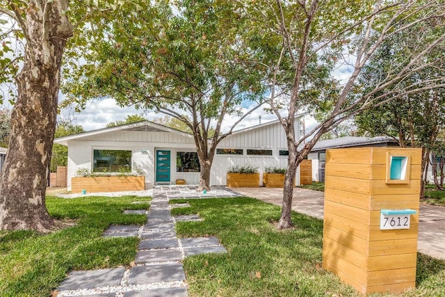 view of front of home with a front yard