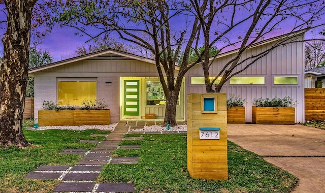 view of front of property with a lawn