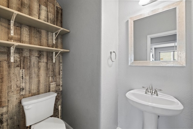 bathroom featuring toilet and sink