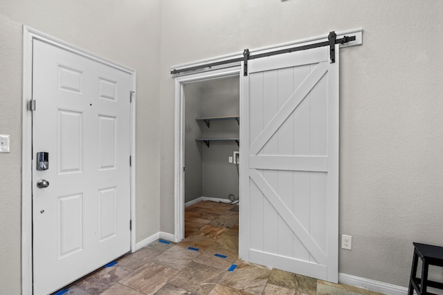 foyer featuring a barn door