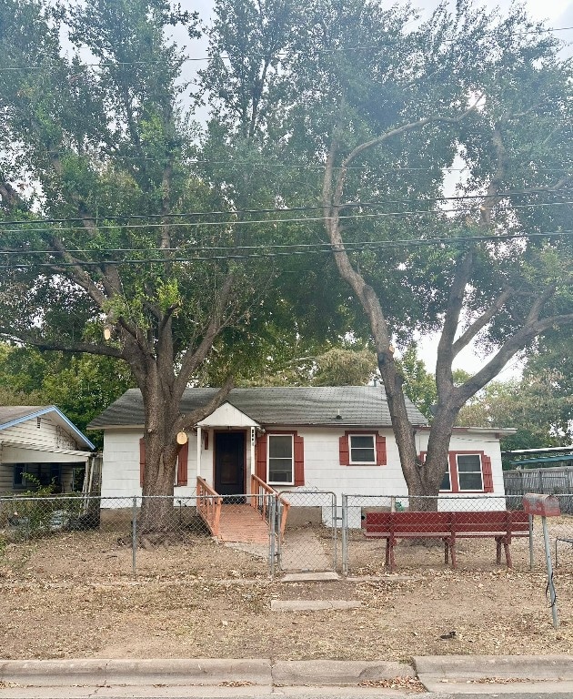 view of front of property