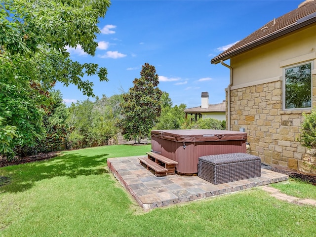 view of yard featuring a hot tub