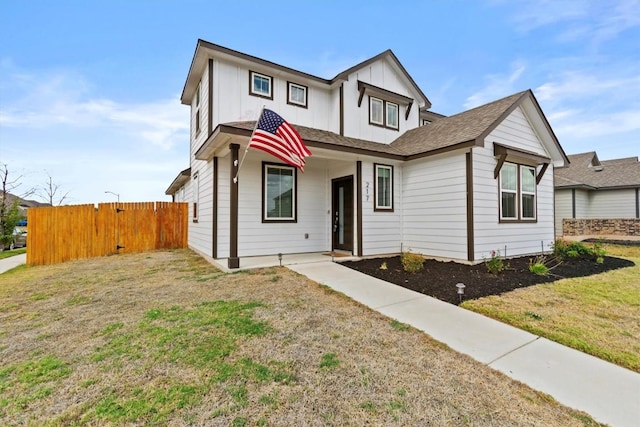 view of front of house featuring a front lawn