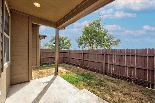 view of yard featuring a patio area