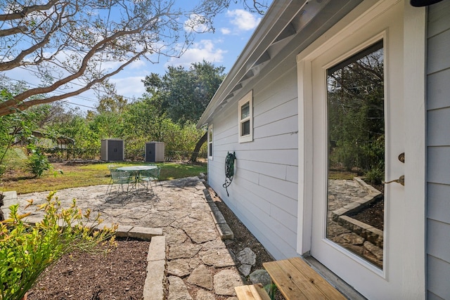 view of yard with a patio area