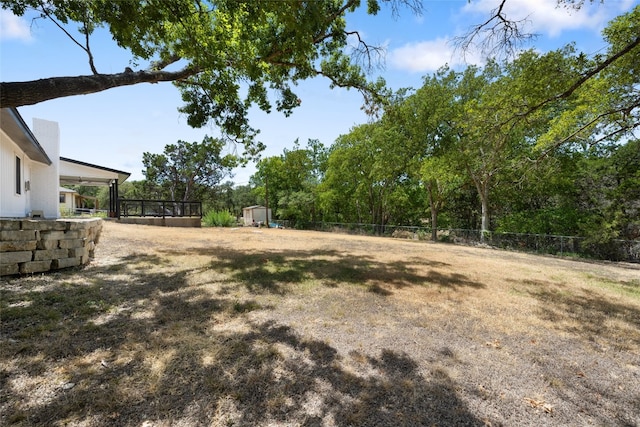 view of yard featuring a shed