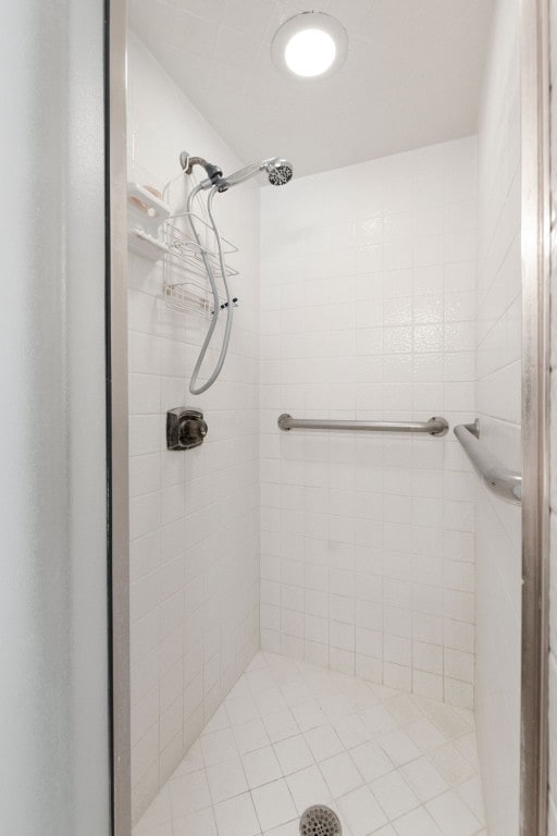 bathroom featuring a tile shower