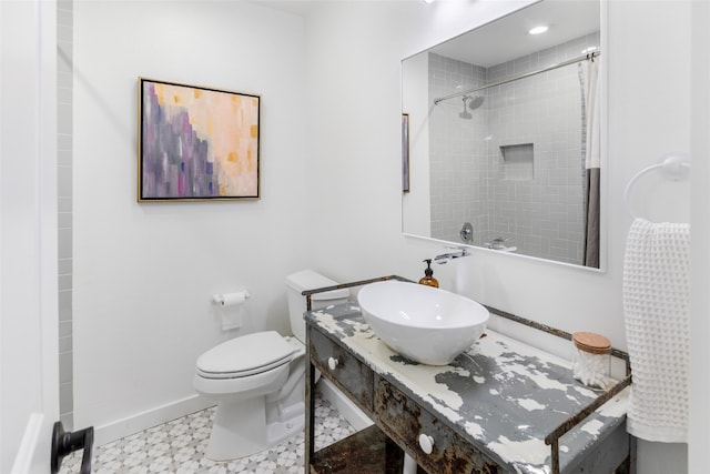 bathroom with toilet, curtained shower, and vanity