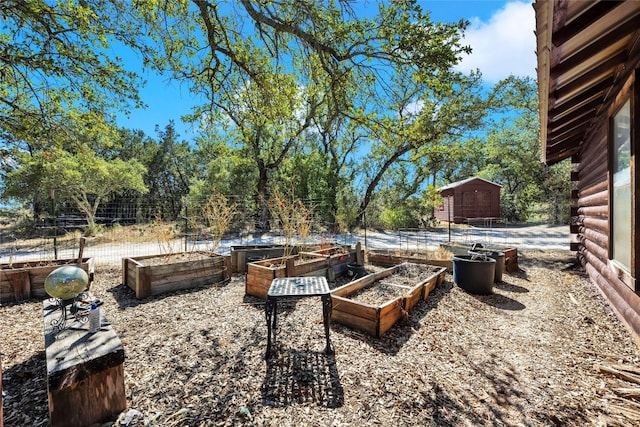 view of yard featuring a shed