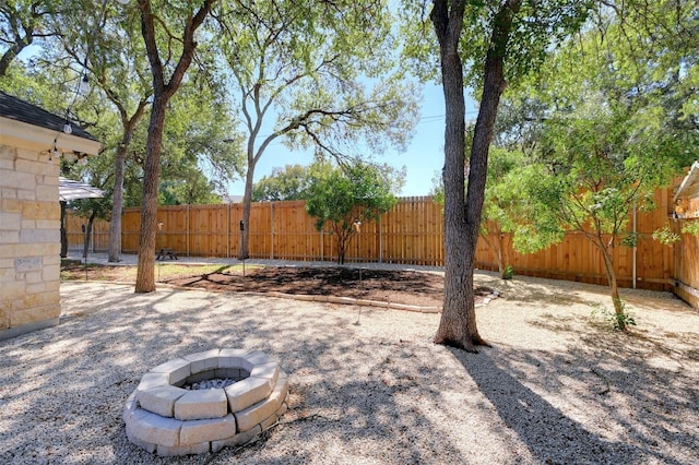 view of yard featuring a fire pit