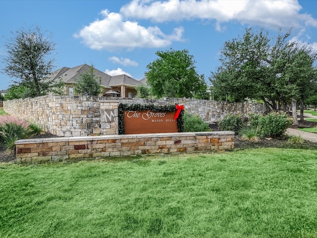 community / neighborhood sign featuring a yard