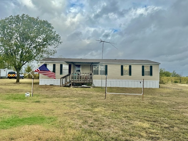 manufactured / mobile home with a front lawn