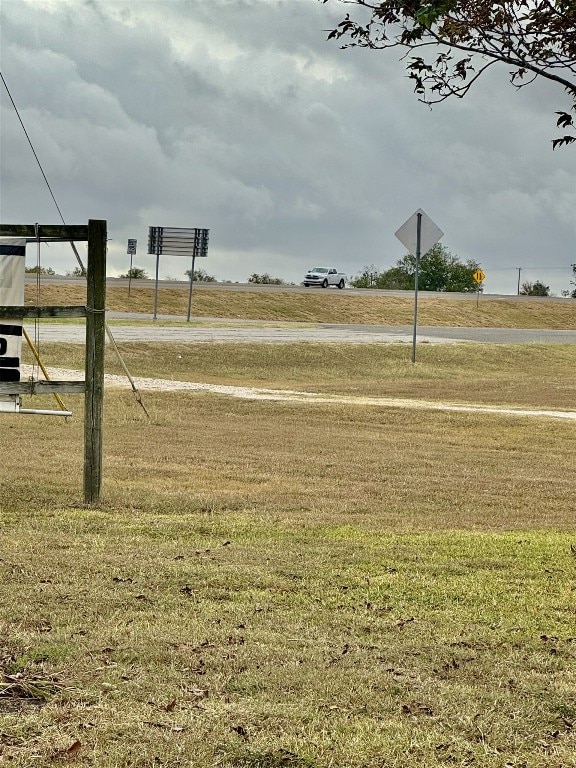 view of yard featuring a rural view