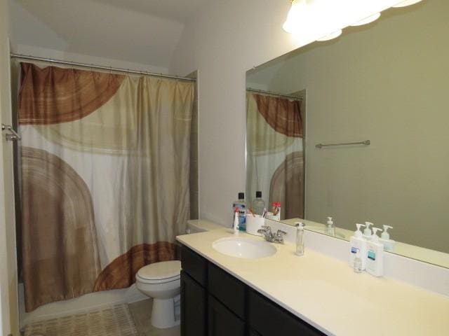 full bathroom featuring shower / bathtub combination with curtain, vanity, vaulted ceiling, and toilet