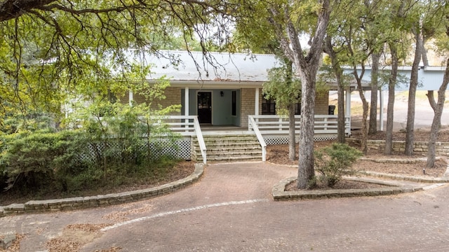 single story home with covered porch