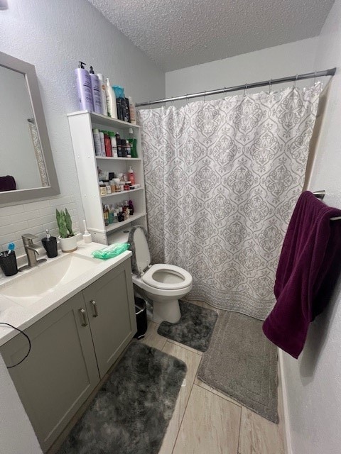 bathroom featuring decorative backsplash, a textured ceiling, toilet, vanity, and a shower with shower curtain