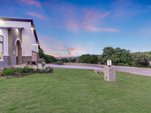 view of yard at dusk