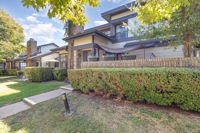 view of front facade with a front yard