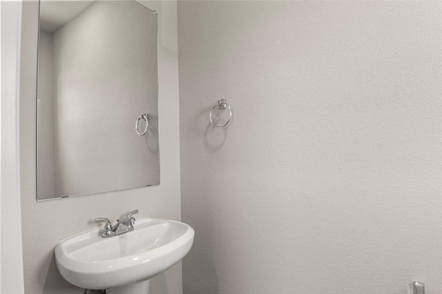 160 Lavender Ln, Elgin, TX 78621 - bathroom featuring a sink