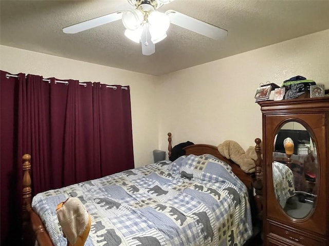 bedroom featuring ceiling fan and a textured ceiling