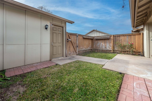 view of yard featuring a patio