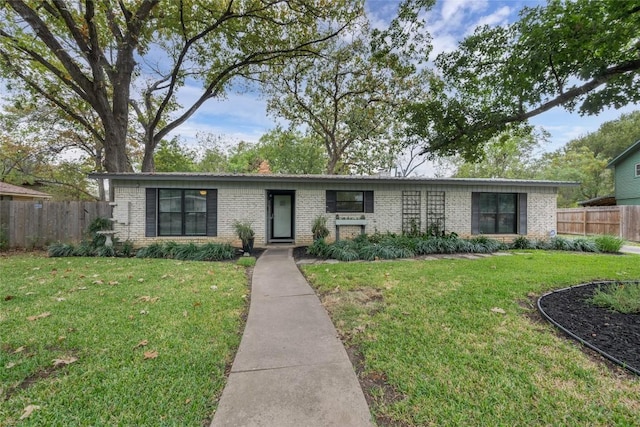 ranch-style home featuring a front lawn