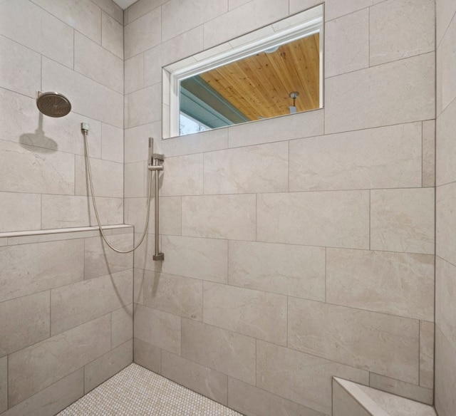 bathroom featuring a tile shower