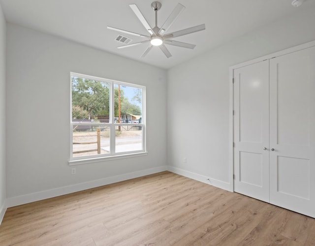 empty room featuring light hardwood / wood-style floors and ceiling fan