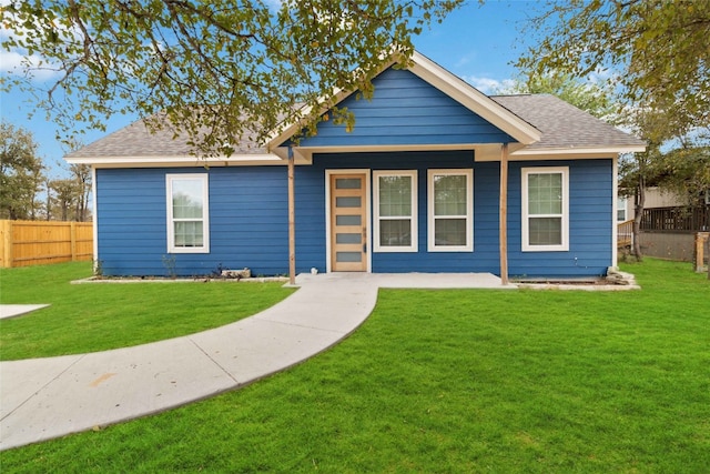 view of front of house featuring a front lawn