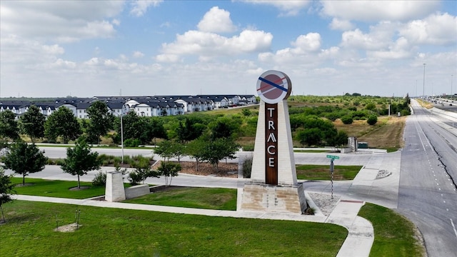 view of property's community featuring a lawn