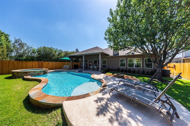 view of pool with an in ground hot tub, a patio area, and a lawn