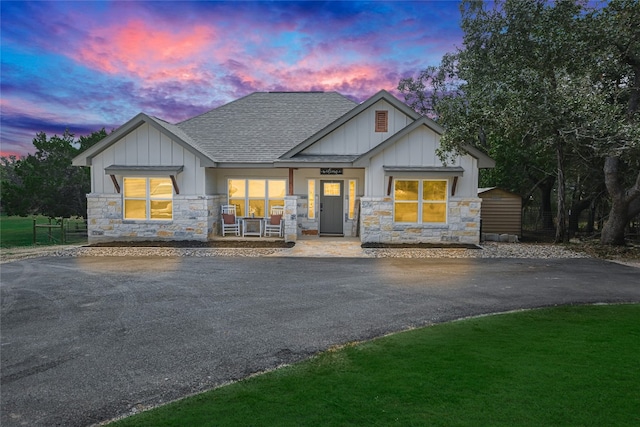 view of front of home featuring a lawn