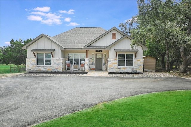 view of front of home featuring a front lawn