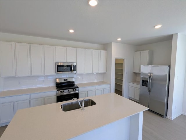 903 Bobby Lou Ln, Copperas Cove, TX 76522 - kitchen with stainless steel appliances, light wood-style flooring, decorative backsplash, a sink, and recessed lighting