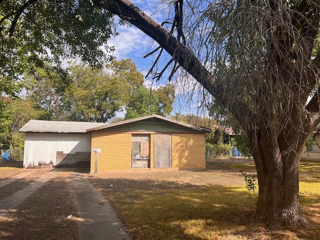 view of outdoor structure featuring a yard