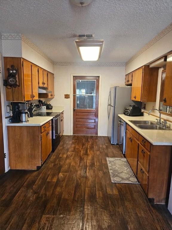 kitchen with a textured ceiling, dark hardwood / wood-style floors, black electric range oven, and sink