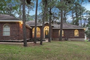 view of front of property with a front lawn