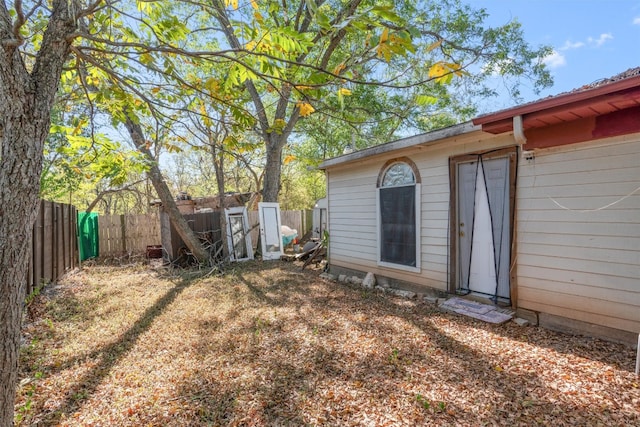 view of yard with a storage unit