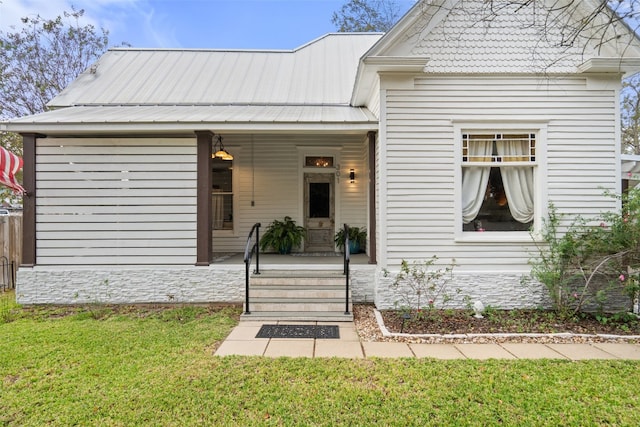 view of front facade featuring a front yard and covered porch