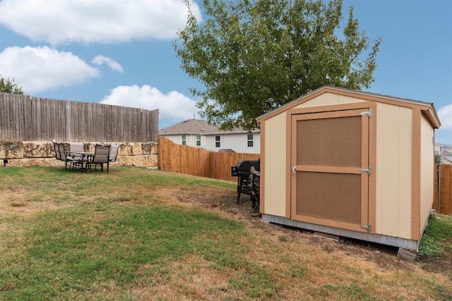 view of yard featuring a storage shed