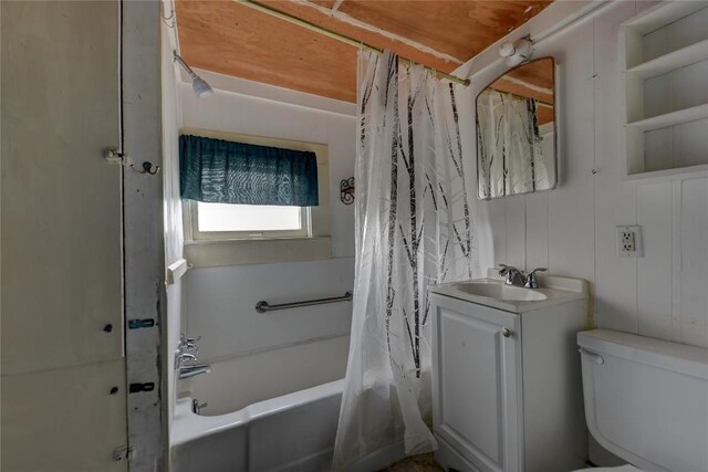 207 S Waco St, Giddings, TX 78942 - bathroom with shower / bathtub combination with curtain, vanity, and toilet