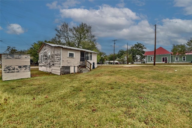 207 S Waco St, Giddings, TX 78942 - view of grassy yard with entry steps