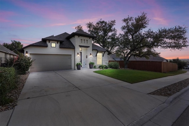 view of front of property featuring a yard