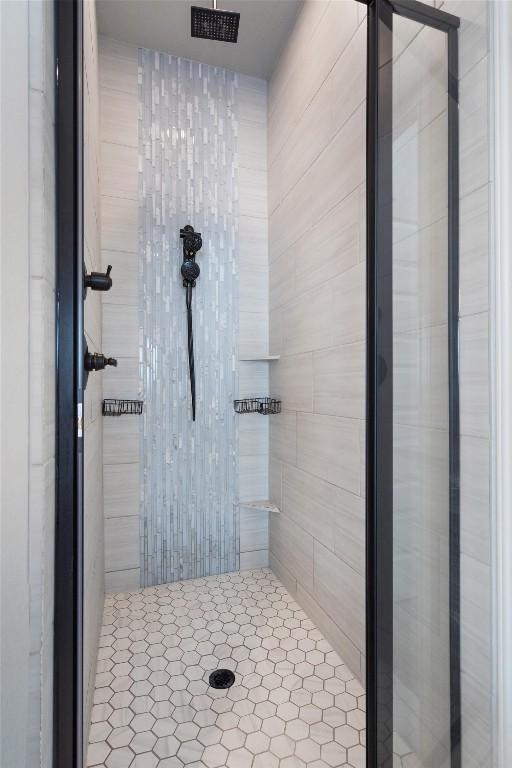 bathroom featuring tiled shower