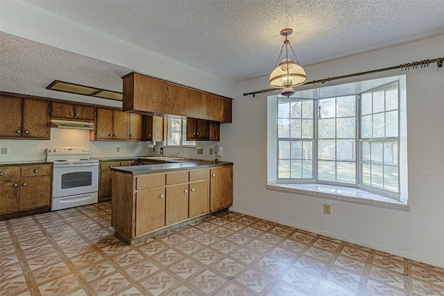 kitchen featuring kitchen peninsula, hanging light fixtures, a textured ceiling, electric range, and extractor fan